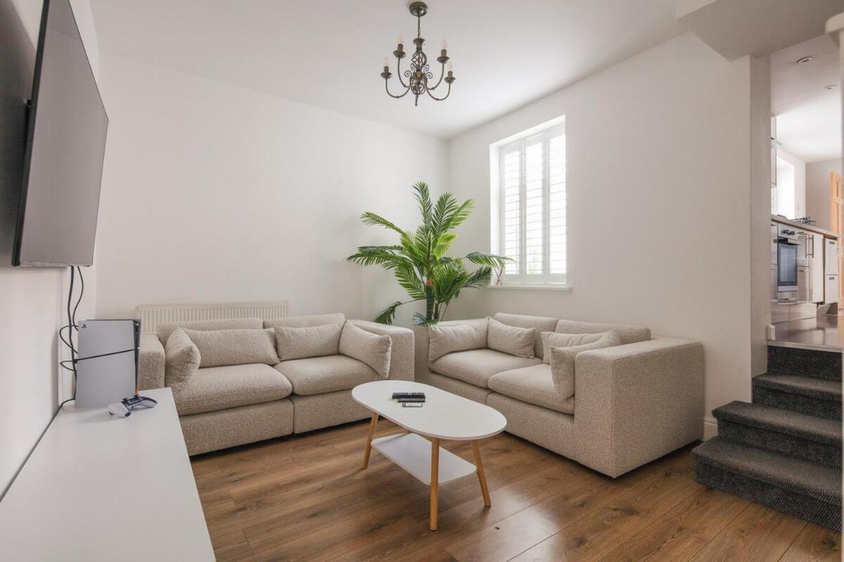 Spacious 3 Bedroom Home With Ps5 And Pool Table Near O2 Arena Canary Wharf And Elizabeth Line To Central Лондон Екстер'єр фото