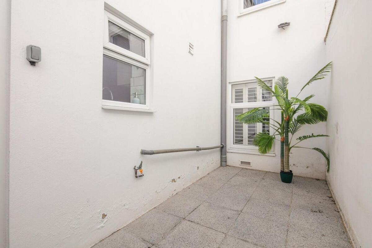 Spacious 3 Bedroom Home With Ps5 And Pool Table Near O2 Arena Canary Wharf And Elizabeth Line To Central Лондон Екстер'єр фото