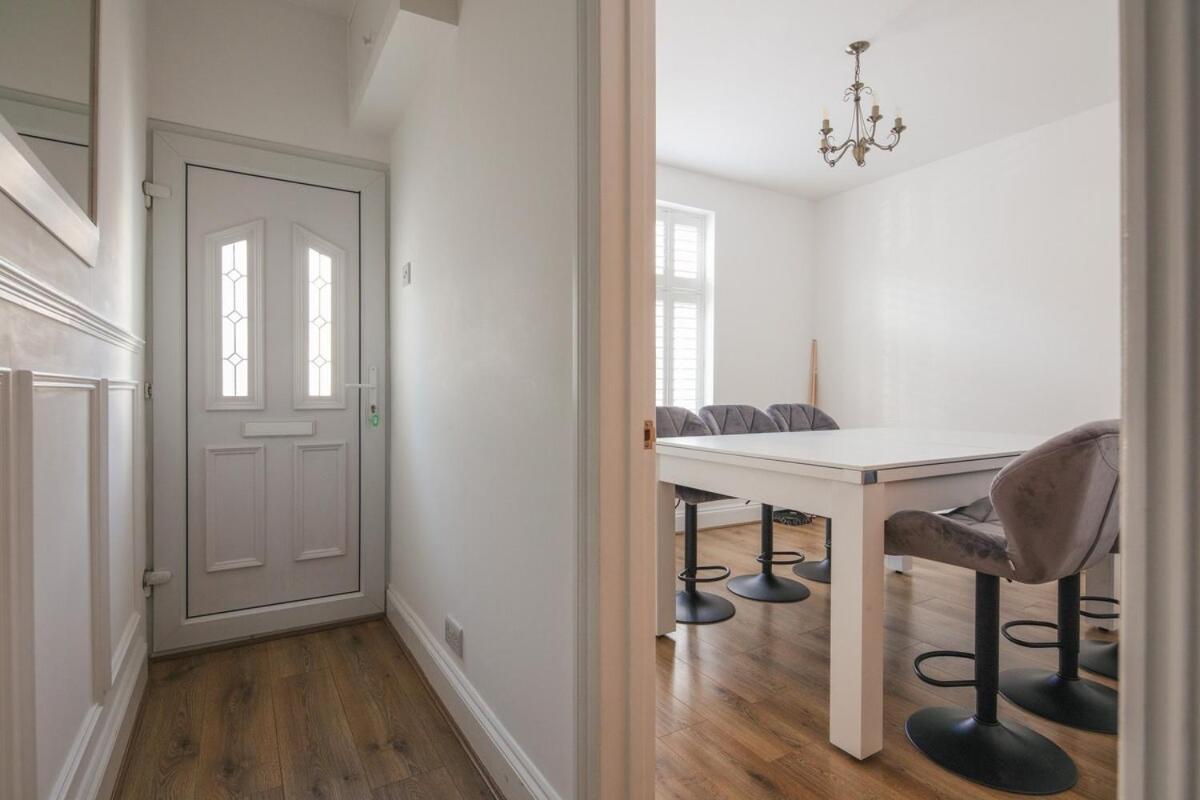 Spacious 3 Bedroom Home With Ps5 And Pool Table Near O2 Arena Canary Wharf And Elizabeth Line To Central Лондон Екстер'єр фото