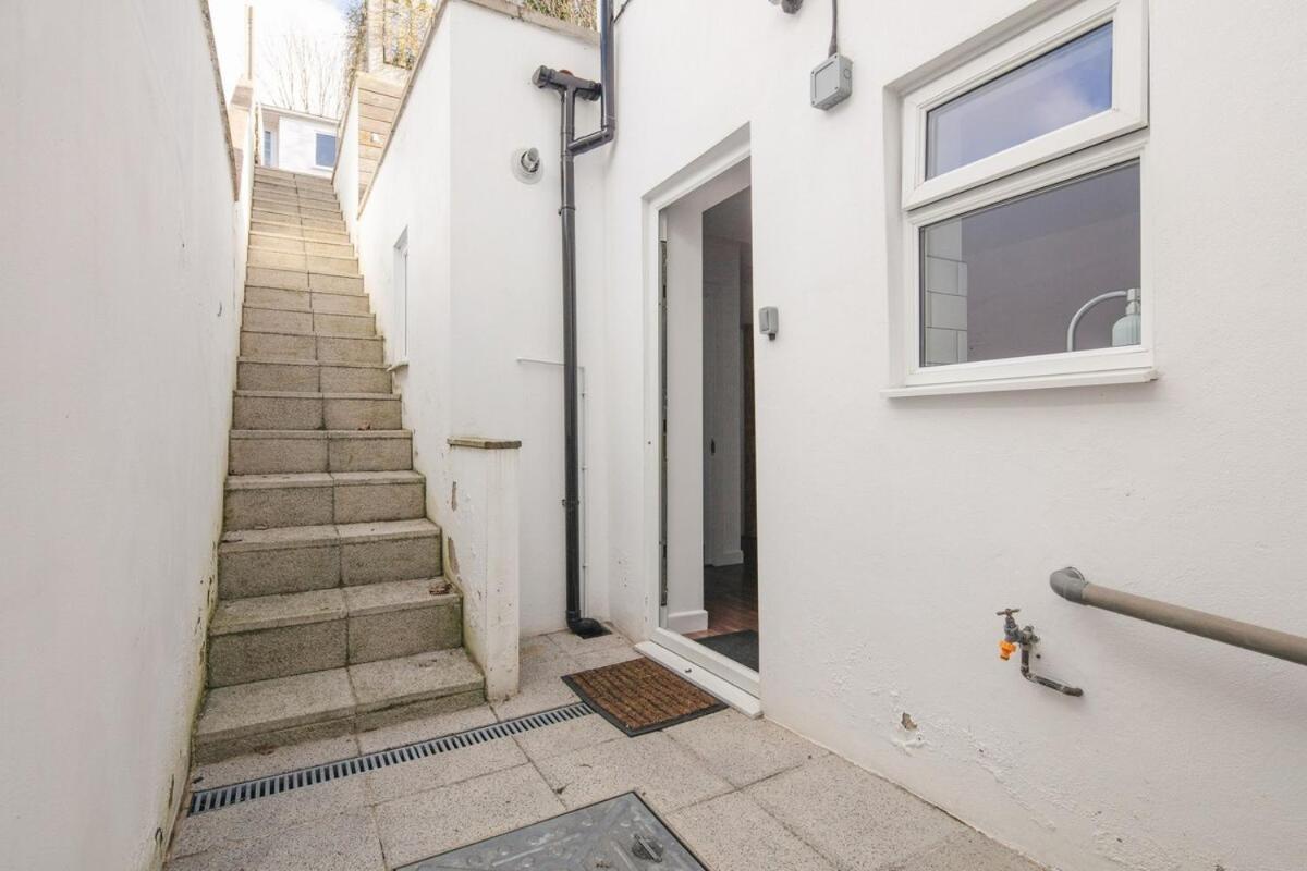 Spacious 3 Bedroom Home With Ps5 And Pool Table Near O2 Arena Canary Wharf And Elizabeth Line To Central Лондон Екстер'єр фото
