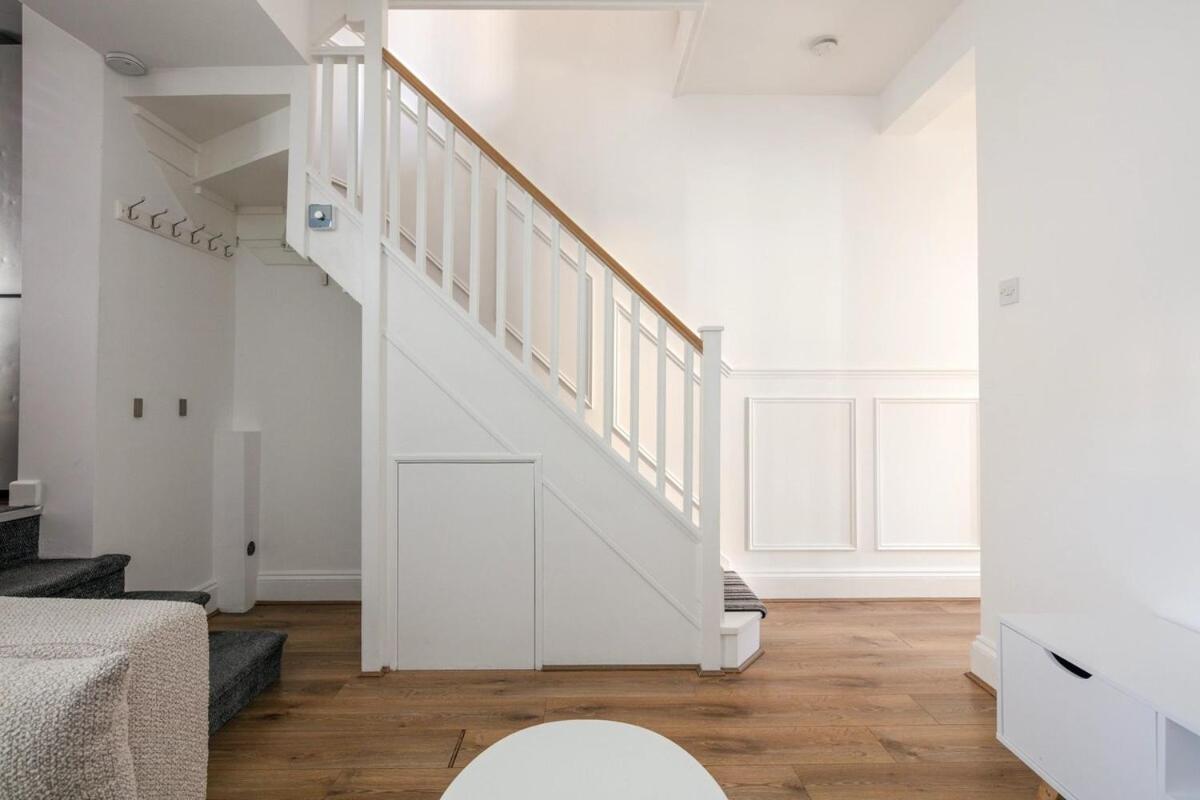 Spacious 3 Bedroom Home With Ps5 And Pool Table Near O2 Arena Canary Wharf And Elizabeth Line To Central Лондон Екстер'єр фото