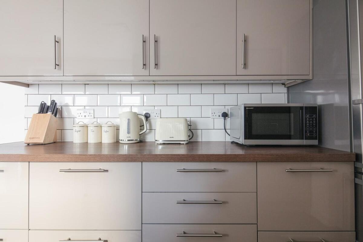 Spacious 3 Bedroom Home With Ps5 And Pool Table Near O2 Arena Canary Wharf And Elizabeth Line To Central Лондон Екстер'єр фото