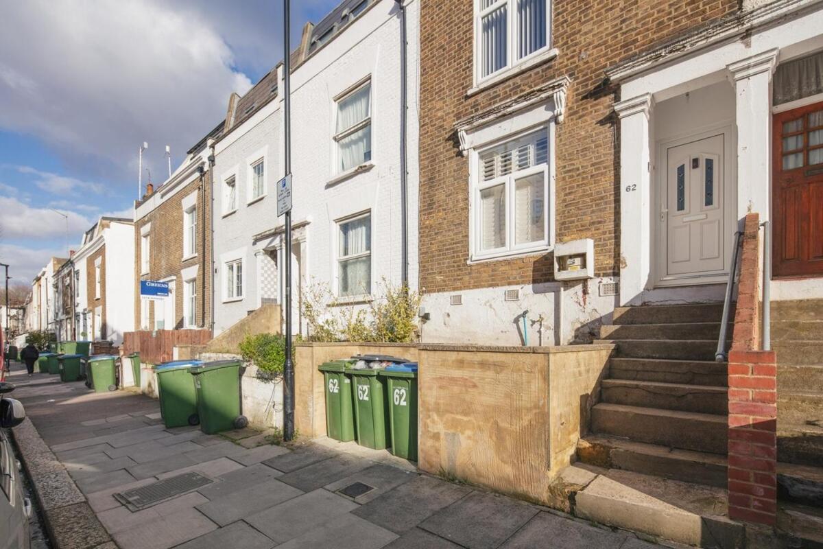 Spacious 3 Bedroom Home With Ps5 And Pool Table Near O2 Arena Canary Wharf And Elizabeth Line To Central Лондон Екстер'єр фото