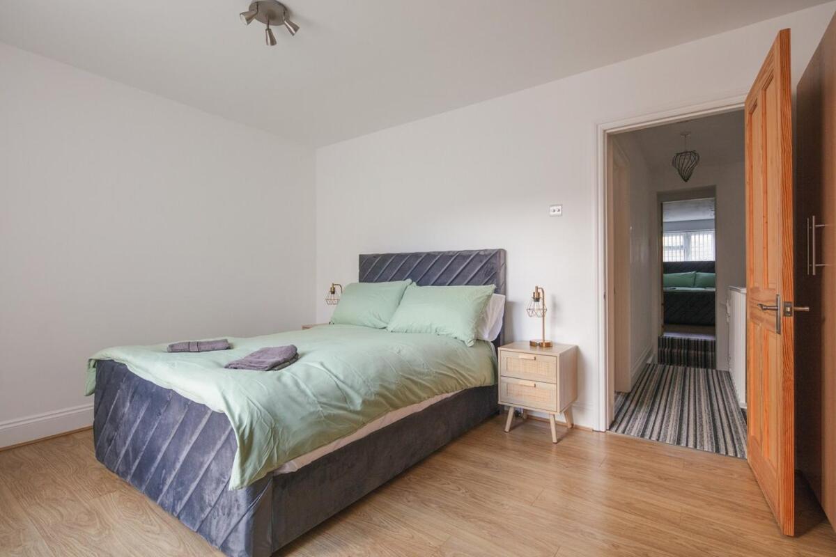 Spacious 3 Bedroom Home With Ps5 And Pool Table Near O2 Arena Canary Wharf And Elizabeth Line To Central Лондон Екстер'єр фото