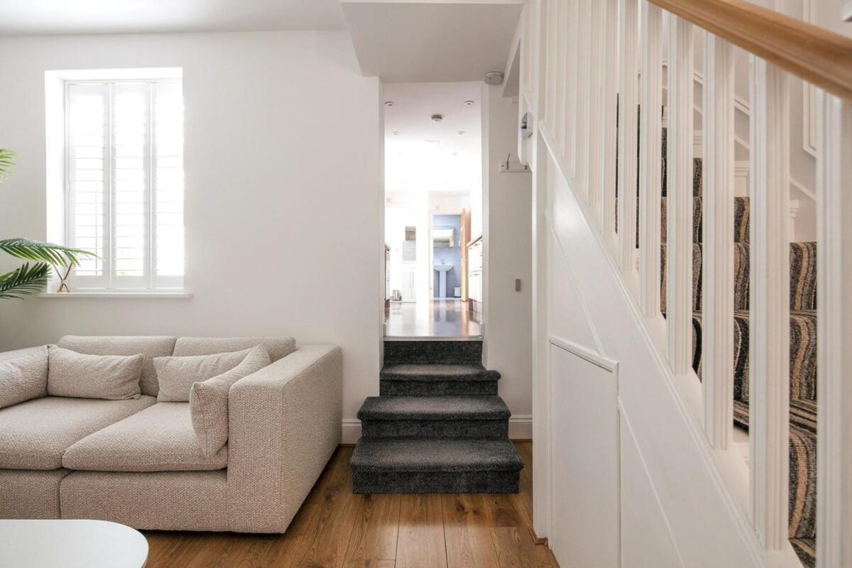 Spacious 3 Bedroom Home With Ps5 And Pool Table Near O2 Arena Canary Wharf And Elizabeth Line To Central Лондон Екстер'єр фото