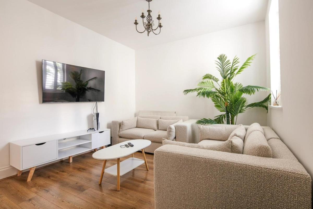 Spacious 3 Bedroom Home With Ps5 And Pool Table Near O2 Arena Canary Wharf And Elizabeth Line To Central Лондон Екстер'єр фото